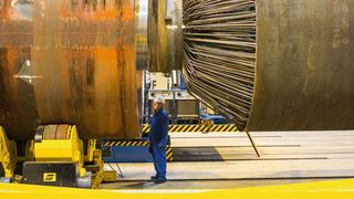 The shift reactor for generating hydrogen from hydrocarbons for a large chemical group weighs 220 t. (Kremsmueller)