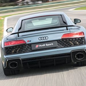 Unter den Heckleuchten erstreckt sich nunmehr auf voller Breite eine schwarze Zierblende, und die Auspuffanlage präsentiert sich jetzt im Stil des Audi RS3.(Bild:  Audi)