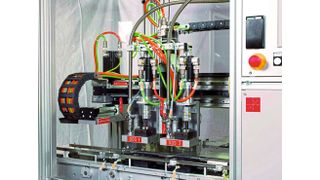 Wenn Energieketten ausgedient haben, werden sie häufig entsorgt und nicht recycelt – Igus will das ändern.  (Doppelvergussanlage / Peter Wöllauer / CC BY 2.5)