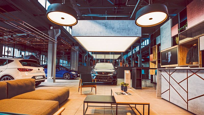 Die Cupra Garage Hamburg ist ein Ableger der Audi Hamburg GmbH und hat seit dem 15. September für Kunden geöffnet. (Bild: Ronja Hartmann / keep_on)
