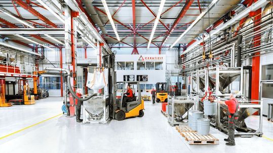 Blick in die Produktion: Ceratizit stellt sicher, dass alle Rohstoffe verantwortungsbewusst und transparent über RMI-konforme Schmelzhütten (Responsible Minerals Initiative) bezogen werden.(Bild:  Ceratizit)