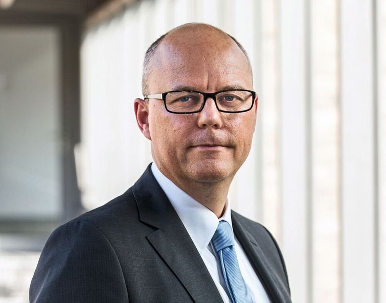 Zum 1. Dezember 2019 startet Holger Ewald als Chief Information Officer (CIO) bei Dekra. Der Diplom-Ingenieur für Maschinenbau mit Schwerpunkt Luft- und Raumfahrttechnik, Softwareentwicklung und internationales Projektmanagement verfügt über mehr als 20 Jahre globale Führungserfahrung mit starkem IT-Bezug.  Er war viele Jahre als CIO tätig (u. a. Kuka und Deutsche Bahn Tochter DB Netz) und wurde 2014 zum CIO des Jahres in Deutschland gewählt – eine Auszeichnung der beiden Magazine CIO und Computerwoche. Zuletzt gründete er das Beratungsunternehmen RobotX Digital Ventures.  (Dekra)