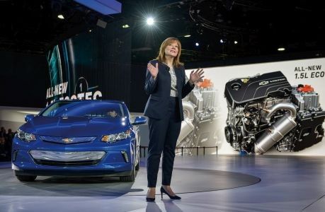 E-Autos im Blick: Der Chevrolet Volt: General-Motors-Chefin Mary Barra präsentiert das 2016-er Modell mit Range Extender auf der NAIAS in Detroit. (Bild: General Motors)