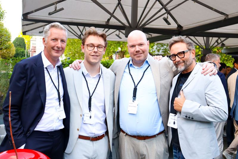 (V. l.) Sascha Plathen (Beyondtrust), Paul Trippe, Matthias Többen (beide TIM) und Carsten Hinz (Hoch.rein IT Solutions) (Bild: TIM)