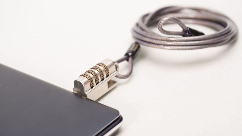 Die Smartkeeper-Anti-Diebstahl-Sicherung für Notebooks kann an einem USB-A-Anschluss installiert werden, um den Laptop beispielsweise an einem Schreibtisch zu befestigen.(Bild:  Smart Light Solutions)