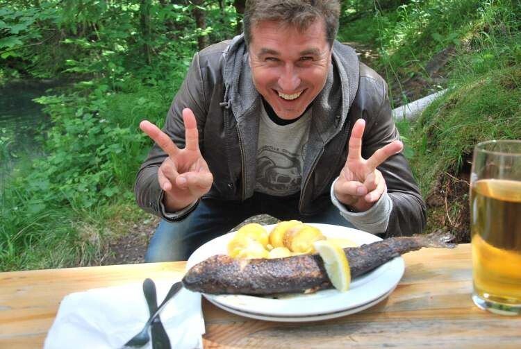 Bernd Gold ließ sich den Fisch bereits schmecken. (Foto: Stephan Maderner)
