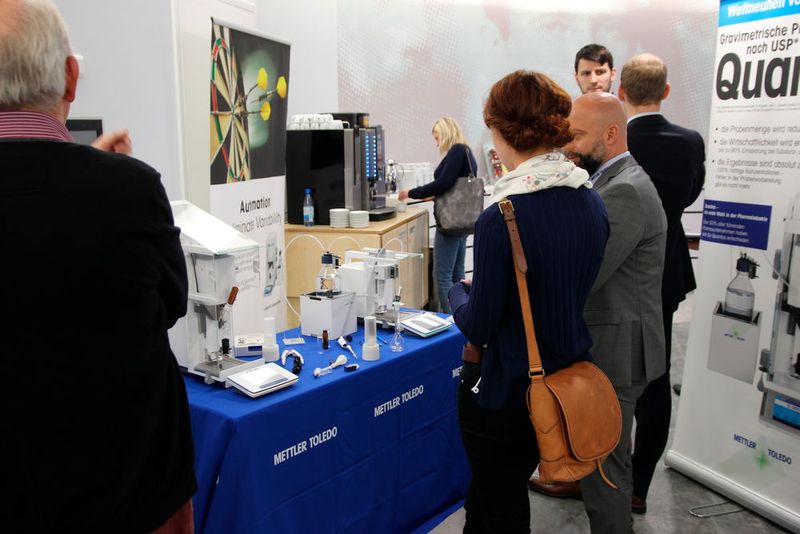 Die Pausen nutzten die Teilnehmer für intensive Diskussionen mit den Referenten. (LABORPRAXIS)