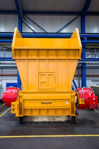 Als robust, wartungsarm und energiesparend beschreibt Vecoplan den neuen Sackaufreißer 250 T. Besonderes Augenmerk richtet der Hersteller auf die Antriebstechnik... (Vecoplan)