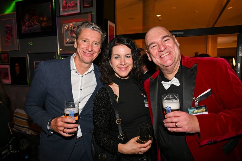 Ralf Riba (Riba Business Talk) mit Juliane Pälmer (Salesforce) und Oliver Gorges (Littlebit)  (Bild: Hannes Magerstädt)