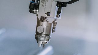 Auf dem Roboter lässt sich verschiedene Applikationstechnik installieren, zum Beispiel die automatische Spritzpistole Eco-Gun AS Auto.  (Bild: Dürr)