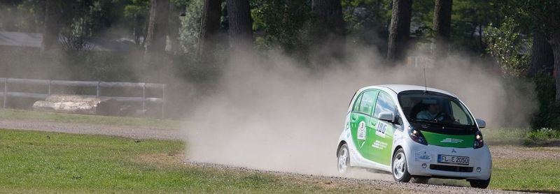 Startnummer 3 der Nordeuropäischen E-Mobil Rallye 2013: Stefan Marxen und Ingo Schulz von den Stadtwerken Flensburg im Mitsubishi i-MieV (Bild: CO-Mobility e.V.)