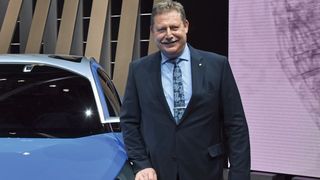 In Vorbereitung auf die Elektrifizierung prognostiziert Geschäftsführer Volker Dannath bezüglich Schulungen einen „heißen Herbst“. (Simon / »kfz-betrieb«)