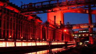 Die Industrie ist in der Klemme: Weil das Geld knapp ist, muss sie sparen - aber dadurch fehlt das Budget für Investitionen in alternative, effizientere Technologien. (Bild: frei lizenziert)