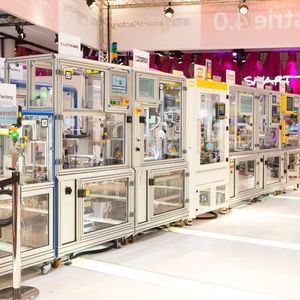 Modulare, vernetzte Produktionsstraße mit IBM-Integration-Bus und Produktionsleitstand aus der Partnerschaft mit SmartFactoryKL.