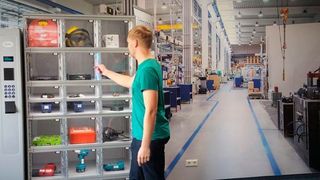 Der neue „Lüttmann CONNECT“ Showroom bei Lüttmann in Rheine. Mitarbeiter Pascal Kunert demonstriert das Axcess-System – ein Produkt des gemeinsamen Geschäftsmodells der Partner Lüttmann  und Apex. (Lüttmann)