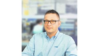 Mario Hiss, Vertriebsleiter Automatische Produktkennzeichnung bei CAB, erklärt, was ein intelligentes Kennzeichnungssystem gegenüber einem weniger ausgereiften bevorteilt. (CAB)