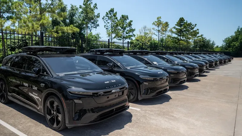 Lucid testet seine Robotaxis aktuell in San Francisco und Houston mit Sicherheitsfahrern an Bord.(Bild:  Lucid Motors)