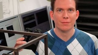 Dr. Simon Hennig von der Universität Bielefeld hat die Nanoinjektion entwickelt. Dank des neuen Verfahrens überleben neun von zehn Zellen, wenn sie für mikroskopische Untersuchungen vorbereitet werden. (Universität Bielefeld)