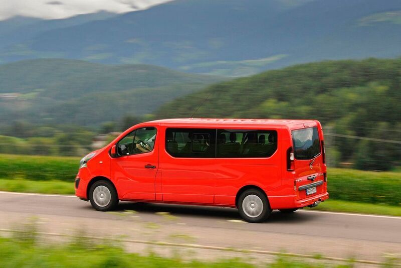 Bis zu neun Passagiere finden im Vivaro Combi standardmäßig in drei Sitzreihen Platz, oder alternativ fast sechs Kubikmeter Ladung. (Opel)