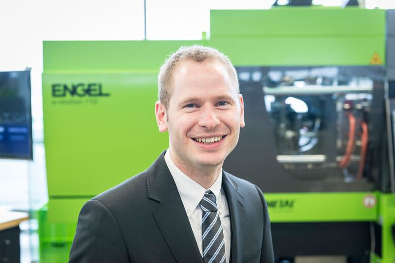 Steffen Mack, Manager Business Development bei Materion: „Liquidmetal ist dank seines amorphen Aufbaus extrem hart aber hochelastisch – das erkärt das sehr gute Rückstellverhalten.“ (Bild: Engel)