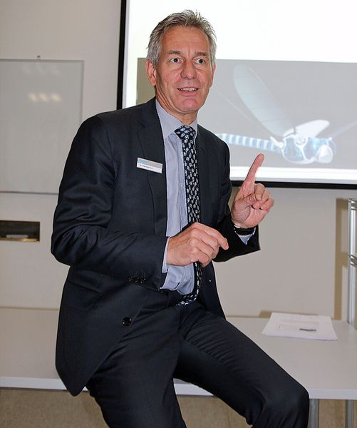 Fingerzeig auf den BionicOpter. Solche Entwicklungen passen zur Strategie von Festo-Vorstand Dr. Eberhard Veit: Künftige Produktionssysteme müssen vernetzt und intelligent sein, so wie die künstliche Libelle von Festo. (Bild: Jablonski)