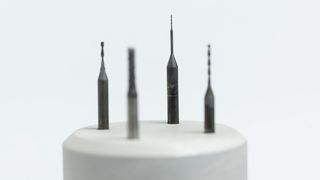 Hier blickt man auf eine Auswahl sogenannter smarter und resilienter Zerspanungswerkzeuge, deren Herstellung die Experten vom Fraunhofer IST beherrschen. Was man darunter versteht, erklären die Braunschweiger hier. Zu sehen sind sie auf der Hannover Messe. (Bild: Fraunhofer IST)