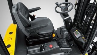 Arbeitsplatz mit großem Fußraum und ergonomischer Anordnung der Bedienelemente. Mini-Hebel und Kabine sind Optionen. (Bild: Hyundai Heavy Industries Europe)