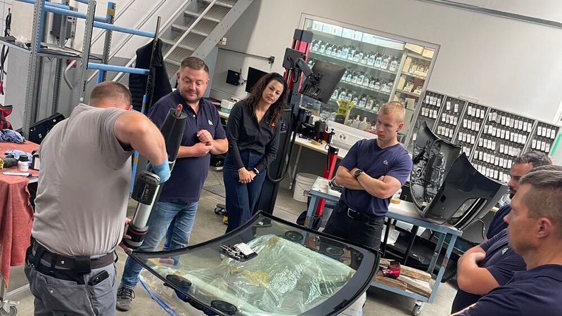 Vorführung des Sikatak Elite Power Cure Scheibenklebers bei Fix Auto Dresden Nord.(Bild:  Fix Auto)