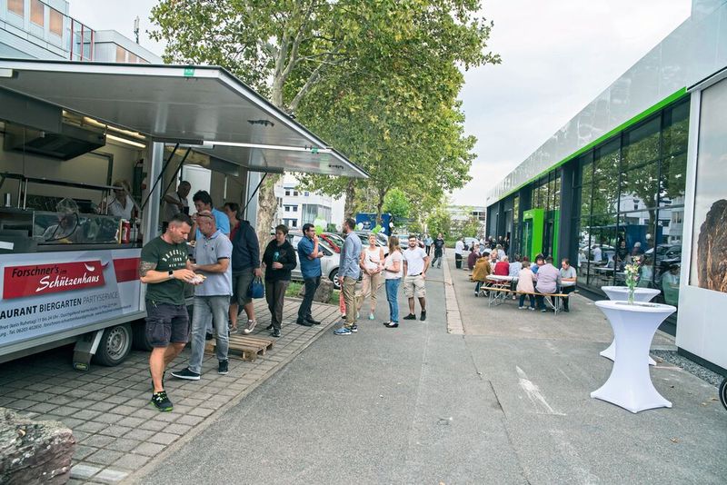 Der Startschuss für die Endkunden fiel am 15. September, natürlich mit entsprechendem Begleitprogramm. (Bild: Autohaus Ebert)