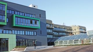 Abb. 1: Das Biozentrum Klein Flottbek bündelt die botanisch und mikrobiologisch ausgerichtete Forschung und Lehre der Universität Hamburg. (Bild: VWS Deutschland/Biozentrum Klein Flottbek)