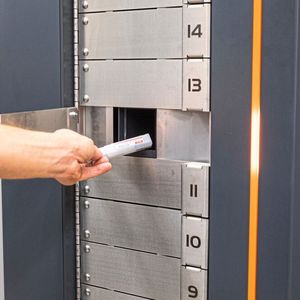 Ein Lichtsignal zeigt, welches Fach sich öffnet.(Bild:  Hoffmann Group)