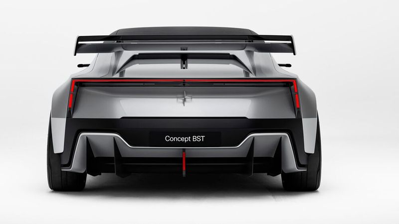 Die Heckansicht mutet durch die kantigen Rückleuchten und den Heckspoiler nicht nur sportlich, sondern auch futuristisch an. (Bild: Polestar)