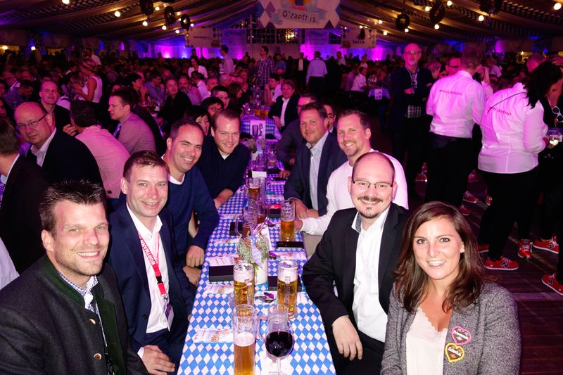 Stefan Schönenberg und Veronika Schmidt, Ingram Micro, schunkeln mit dem Samsung-Team. (Bild: IT-BUSINESS)