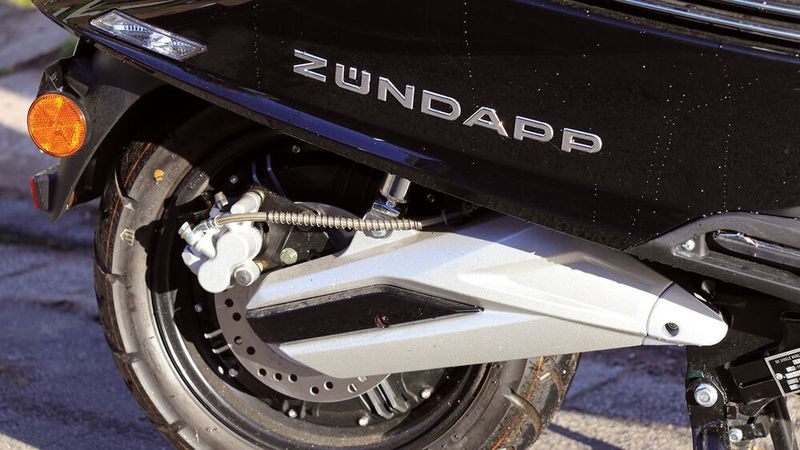 Der 2,1-kWh-Li-Ionen-Akku ist im Sitzbankfach versteckt. (Bild: RKM)