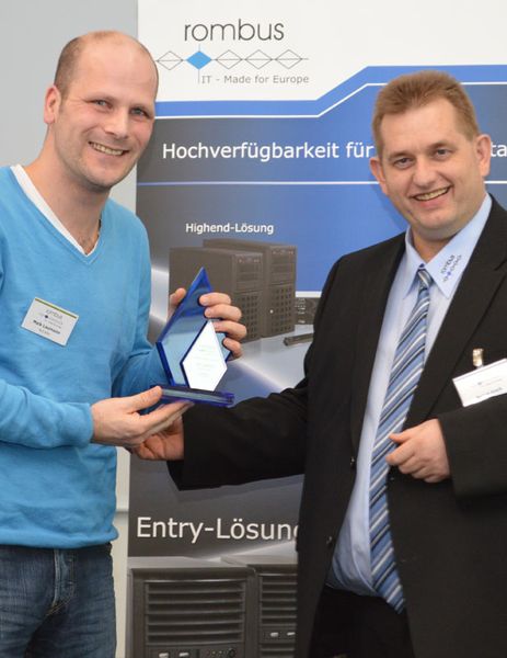 Herr Laumann (MLS) bekam von Rombus-Geschäftsführer Ralph Koch einen Award für die zehnjährige Partnerschaft überreicht. (Rombus)