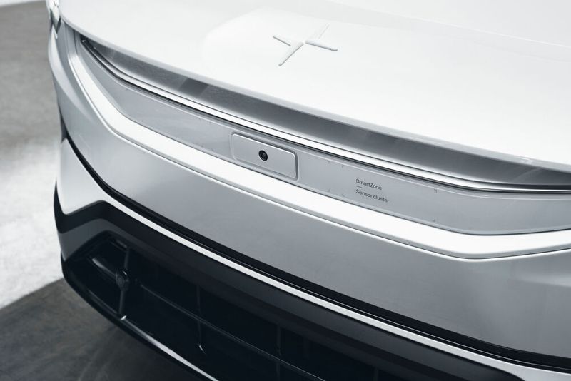 In der sogenannten „SmartZone“ kombiniert Polestar die Radargeräte und Kameras, mit denen sich die Assistenzsysteme des Autos in Fahrtrichtung orientieren. (Bild: Polestar)