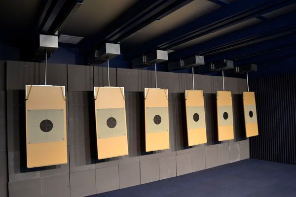 Bild 26: Polizei- und Sicherheitskräfte trainieren auf diesem Schießstand genauso wie Olympia-Teilnehmer. Die beweglichen Ziele sind auf einer Länge von bis zu 50 m variabel einstellbar. Dafür sorgt ein Transportsystem unter der Decke, das die Ziele mit einer Geschwindigkeit von 2 m/s bewegt. Dort sorgen e-ketten und chainflex-Leitungen für eine pannenfreie Stromversorgung. Trotz permanenter Belastung und gelegentlichen Querschlägern arbeitet das System dank der igus-Produkte bereits seit rund vier Jahren zuverlässig und ohne Ausfall. (Bild: conZeta electronics)