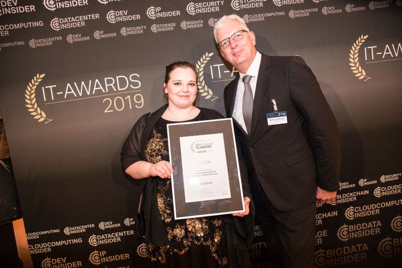 Susanne Zschiesche und Stefan von Dreusche von DataCore mit ihrem Storage-Insider-Award in der Kategorie 