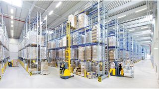 Blick in das neue Zentrallager von Riedel Glass Works. Glasprodukte der Konzernmarken Riedel, Nachtmann und Spiegelau werden hier gemeinsam gelagert und kommissioniert. (Bild: Bito)