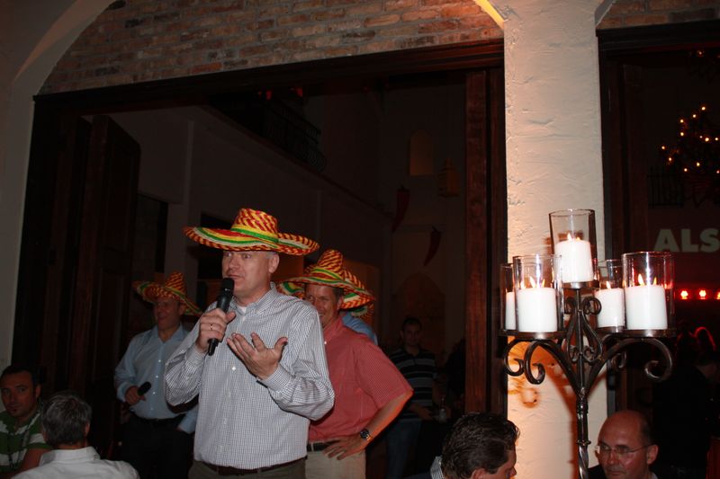 Der deutsche Microsoft-Mittelstands-Chef Floris van Heijst begrüßt die Gäste der DACH-Party. (IT-BUSINESS/Sarah Maier)