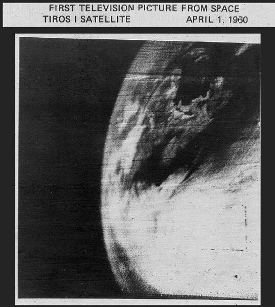 Das erste Funkbild der Erde von einem Satelliten, aufgenommen von TIROS-1 der NASA am 1. April 1960 (NASA)