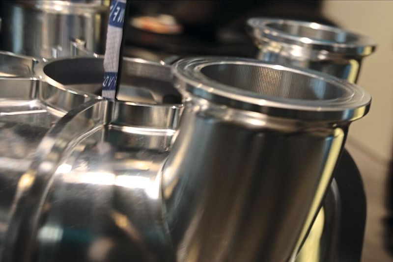 Auch Werkstücke aus dem allgemeinen Maschinenbau wie dieses Motorengehäuse am Stand des CAD/CAM-Anbieters Tebis treffen das große Interesse der Besucher. (Bild: Maschinenmarkt)