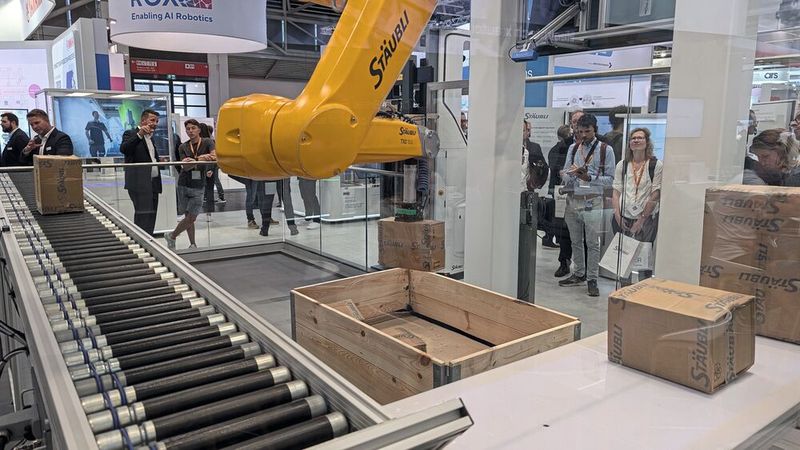 Auch bei Stäubli wurde Kisten gestapelt. (Bild: Ralf Steck)