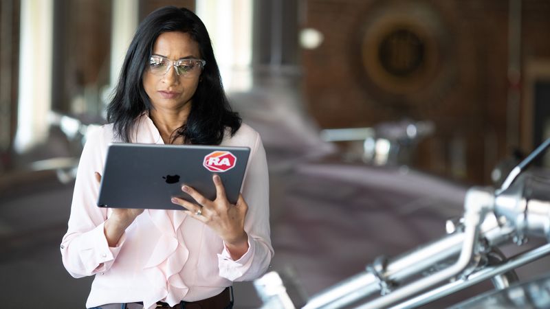 KI-generierte Erkenntnisse ermöglichen es den Betreibern, in der Fertigung in Echtzeit zu handeln.(Bild:  Rockwell Automation)