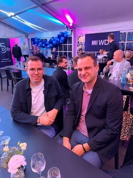 Jonas Ellersiek (Wortmann) und Mario Niestrath (LSM) warten auf den DJ. (Bild: Vogel IT-Medien GmbH)