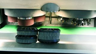 In der rechten Bearbeitungsstation werden Buckel und überstehender Grat weggefräst. In der linken 
Station folgt ein Bürstvorgang. Bild: Surfinsys (Archiv: Vogel Business Media)