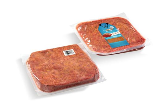 Flexible Tiefziehverpackungen für Tiernahrung kombinieren minimalen Materialeinsatz mit maximaler Barrierewirkung. Der Trend zu Monomaterialien erhöht die Recyclingfähigkeit – eine Schlüsselanforderung laut McKinsey-Studie „Sustainability in packaging 2025".(Bild:  UlrichStudios/Multivac)