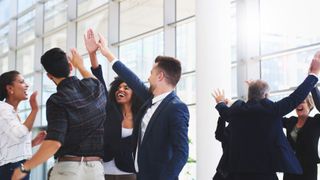 Das Angebot dient als vorkonfigurierte beziehungsweise verifizierte Architektur für Hersteller, die private 5G-Netze in der Produktion absichern wollen. (Bild: © Arcurs Co-op/peopleimages.com - stock.adobe.com)