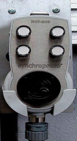 Bild 3: Der Joystick verleiht der Synchropress das notwendige Feingefühl beim Einfahren von Werkzeugen.  (Bild: Kraft)