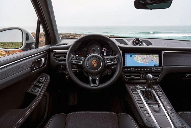 Alcantara, Leder und gebürstetes Aluminium prägen den hochwertigen Innenraum. (Bild: Porsche)